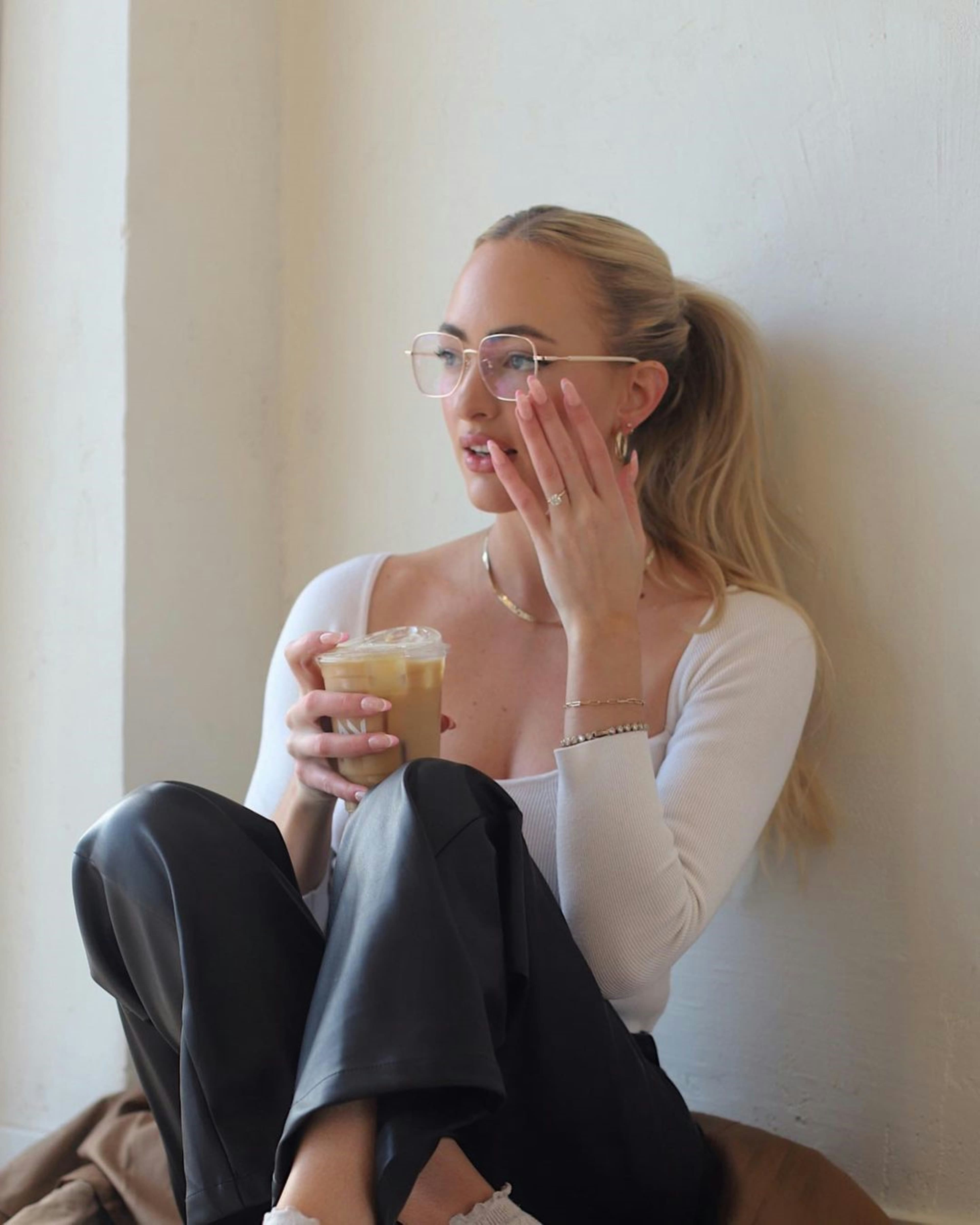 Femme ressentant des troubles digestifs